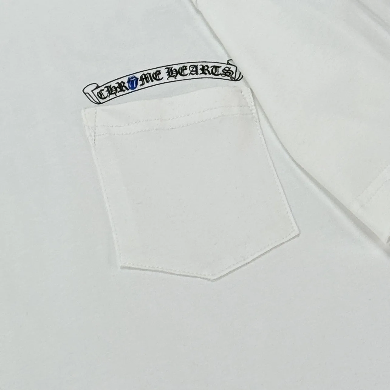 P180 Chrome Hearts Chrome Hearts 25 high-end versions. The fabric is made of 300 grams of high-density pure cotton. It does not deform or shrink. It has three labels. It is the same style for men and women. Technology: suede foaming + digital printing. Color: white, black. SIZE: S-XL.